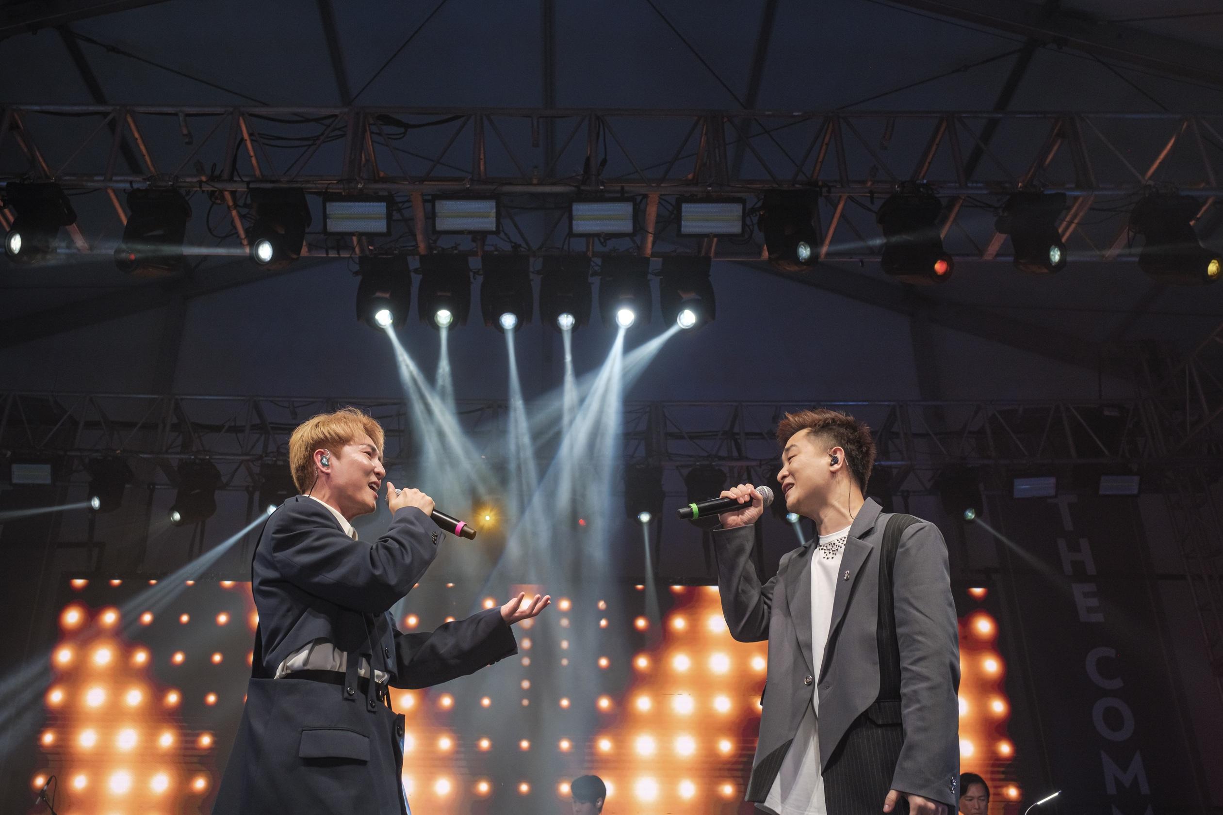 譚輝智與劉威煌合唱《今天等我來》。