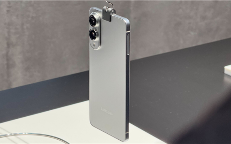 此外,Galaxy S25 Edge 將附贈 25W 有線充電器EP-T2510及1米長的Type-C數據線EP-DN980,雖未採用更高功率快充,但搭配無線充電功能與IP68防水防塵設計。