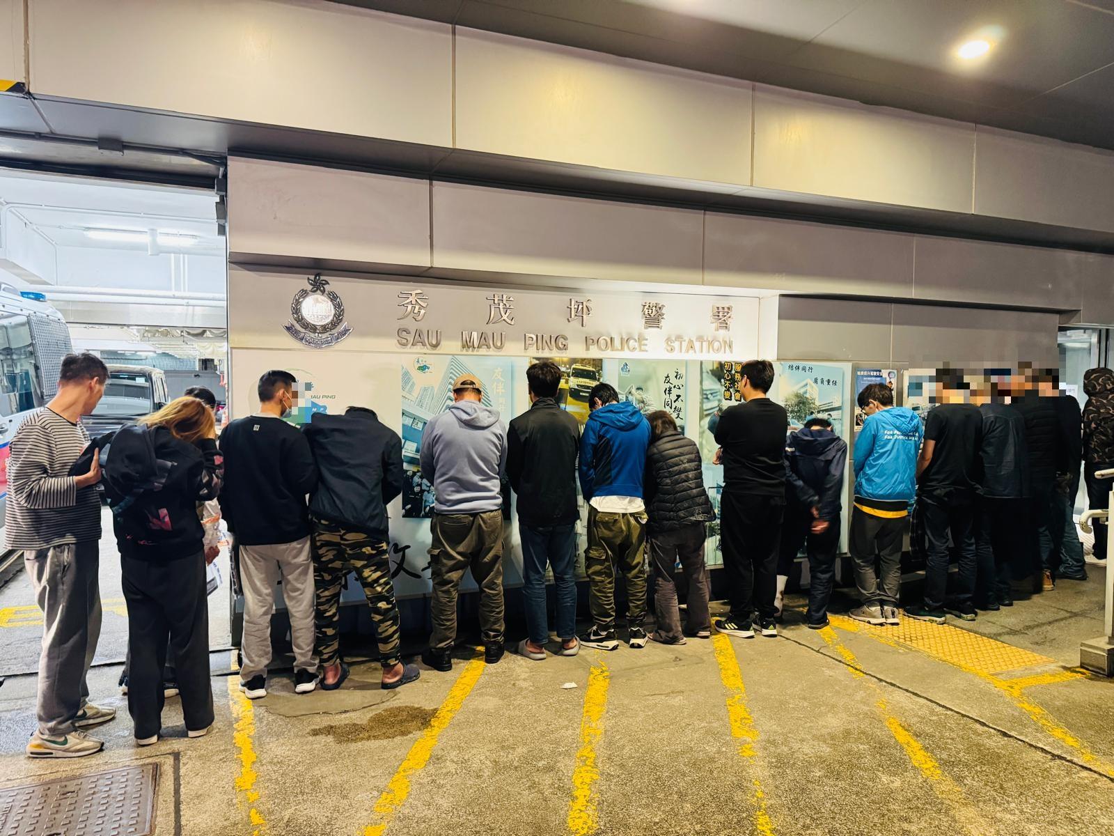 警秀茂坪兩住宅單位拘38人,檢冰毒、太空油等7萬元毒品。(警方圖片)