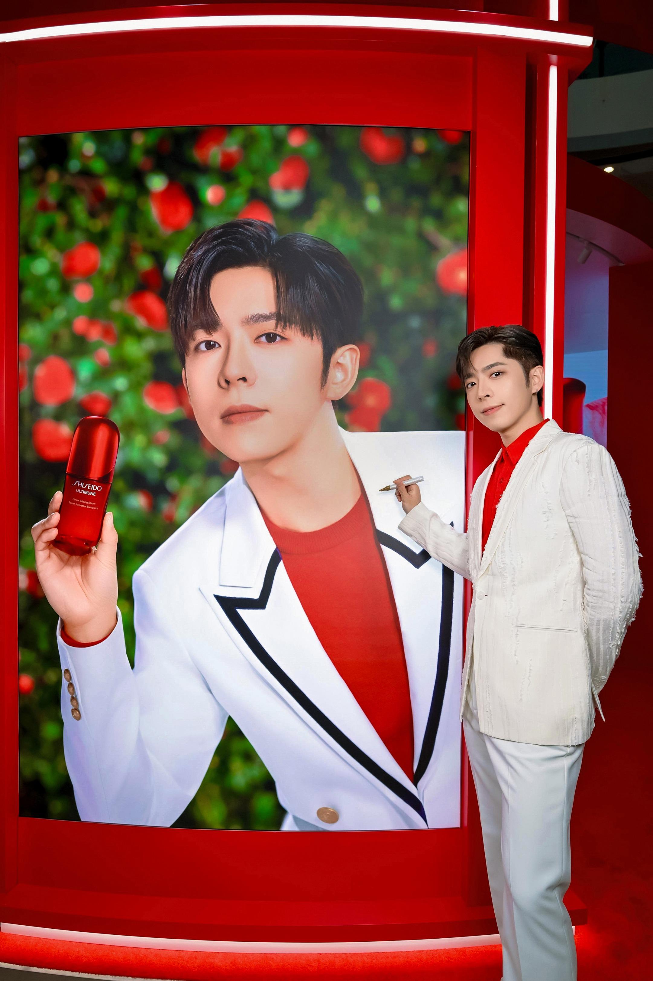 體驗館入口有姜濤、盧瀚霆、呂爵安及陳卓賢4子簽名大型海報,讓粉絲拍照打卡。