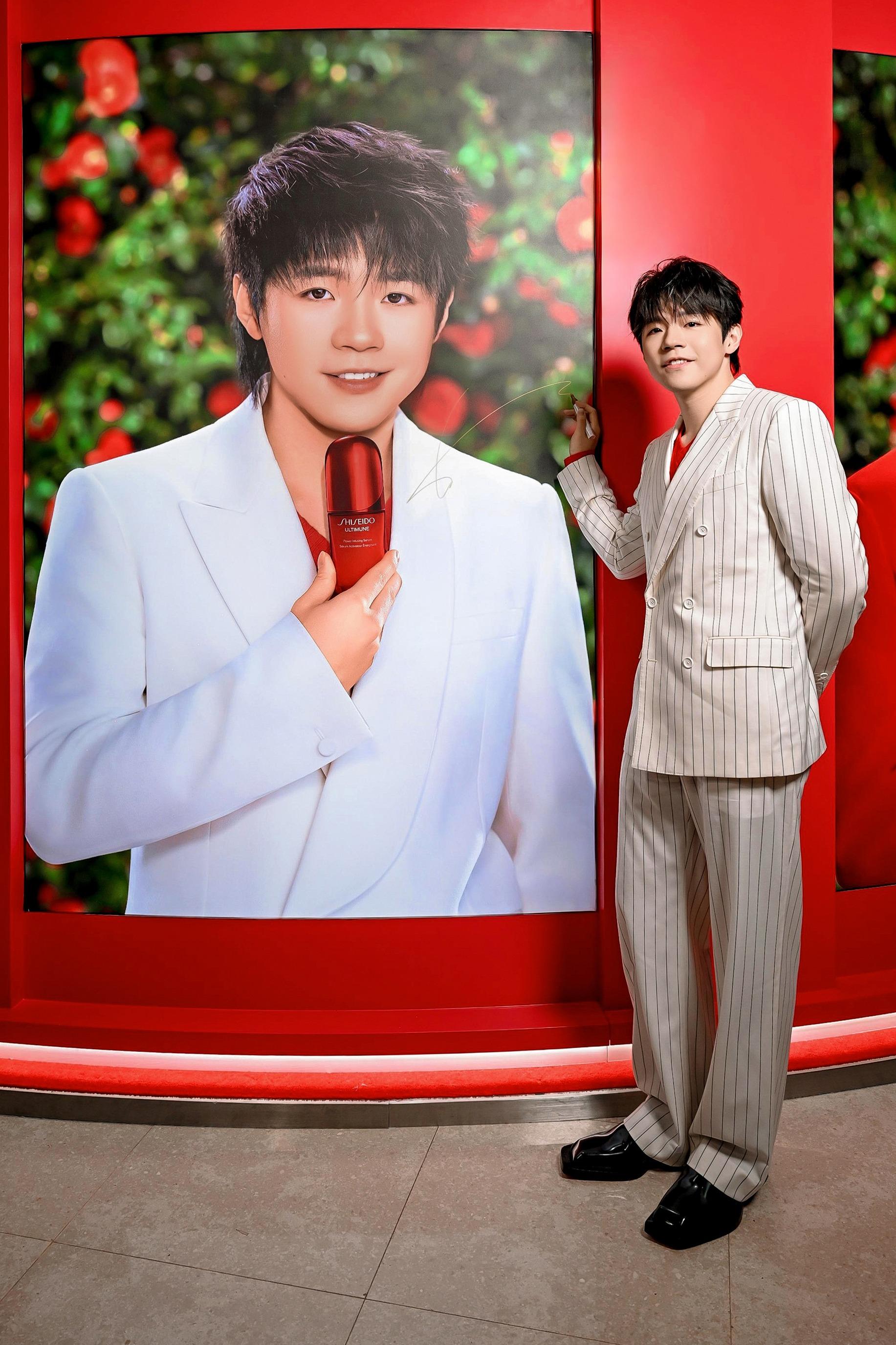 體驗館入口有姜濤、盧瀚霆、呂爵安及陳卓賢4子簽名大型海報,讓粉絲拍照打卡。