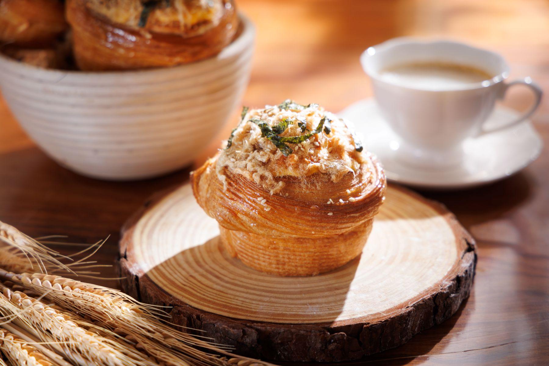 鹹蛋黃蛋奶凍肉鬆牛角包$68