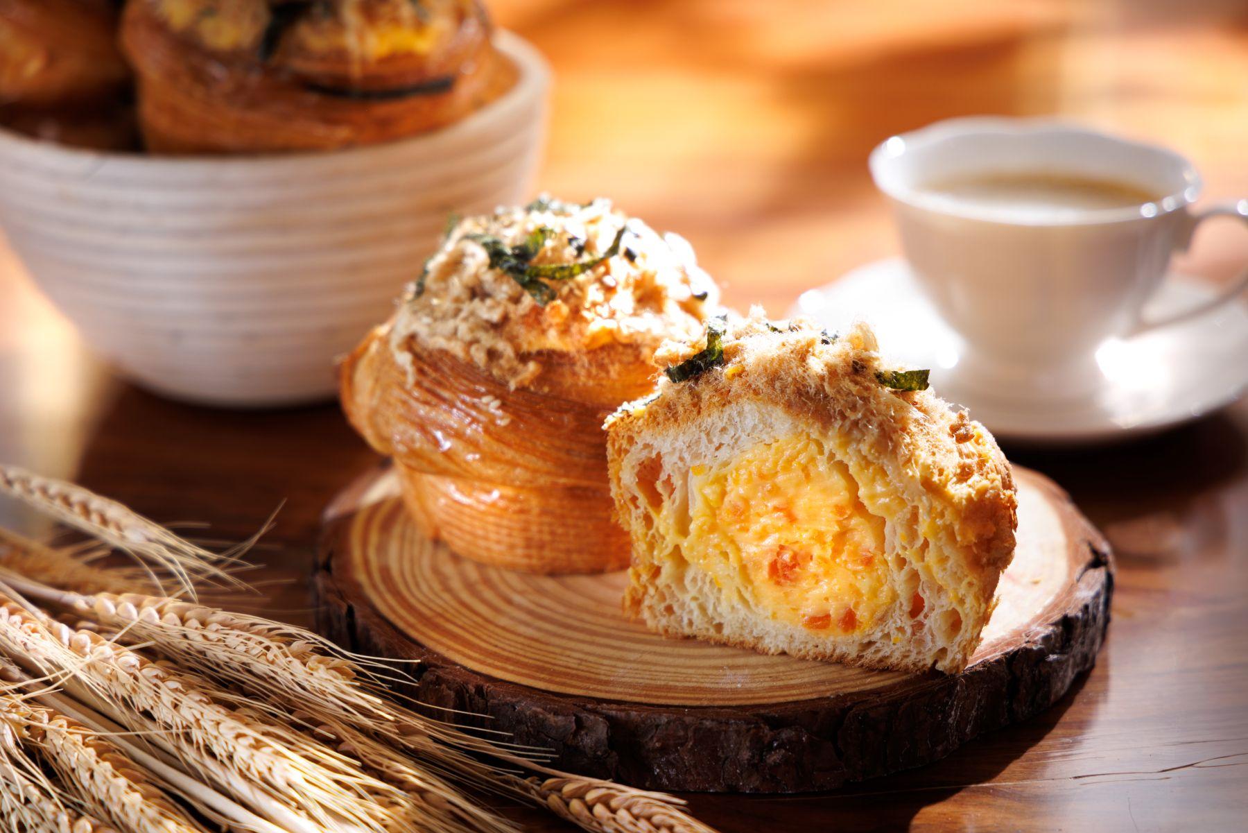 鹹蛋黃結合大溪地香草蛋奶凍,呈現如奶油般的細膩質感,再加入鹹香的豬肉鬆和清新的海藻,鹹甜交織。