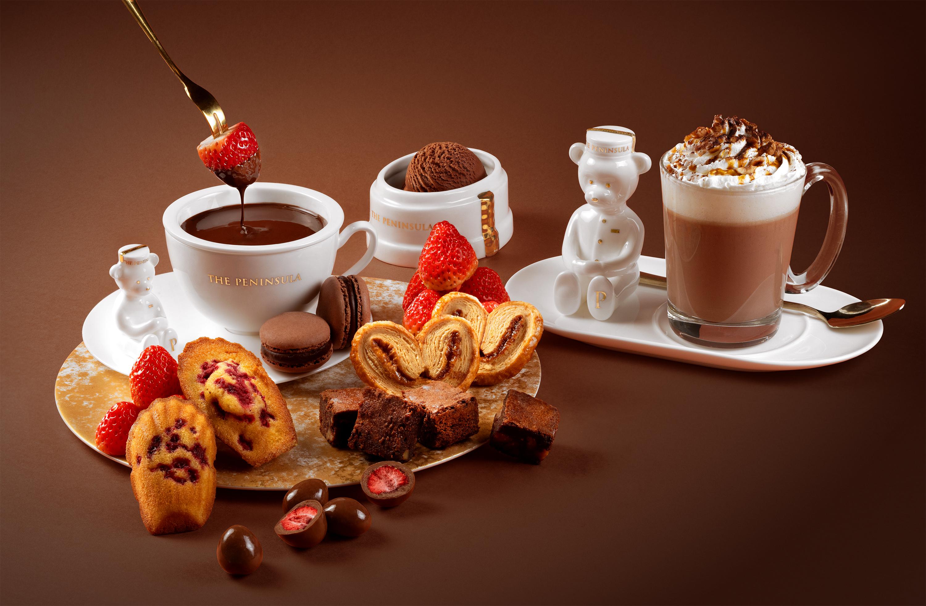 醇香朱古力火鍋(每兩位$368) 配新鮮士多啤梨、朱古力布朗尼、蝴蝶酥、朱古力士多啤梨、紅桑子瑪德蓮小蛋糕、馬卡龍及朱古力意式雪糕。熱榛子朱古力($98)70%絲黑朱古力配香脆榛子碎。