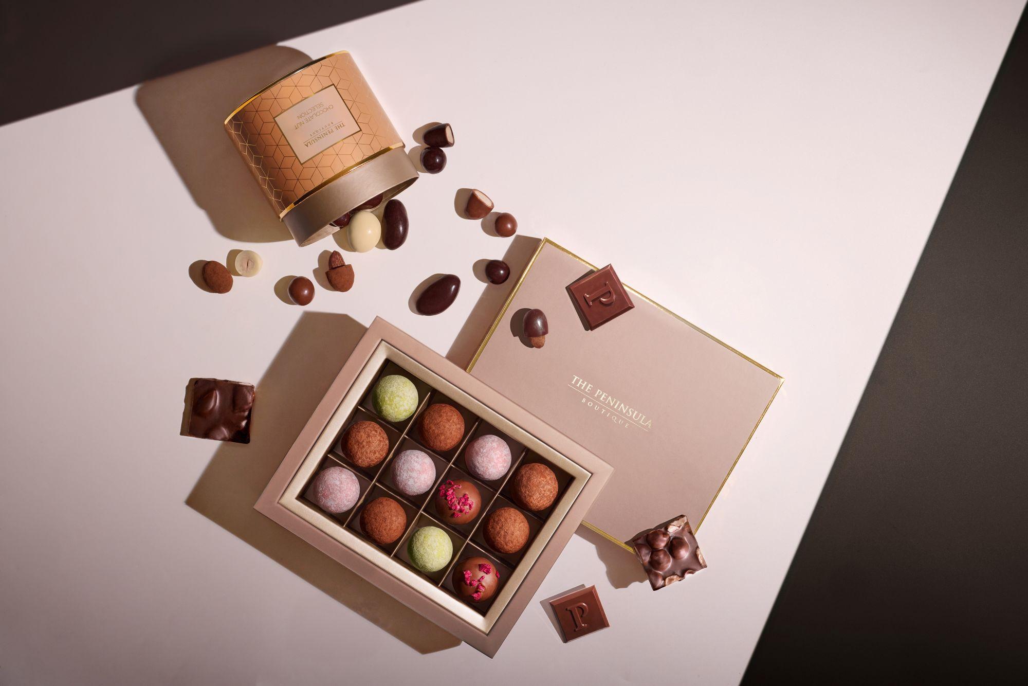 精選松露朱古力($388盒) 有香檳、牛奶、紅桑子與海鹽焦糖等口味。每粒都按照傳統配方手工製作,帶來令人一試難忘的味覺享受。