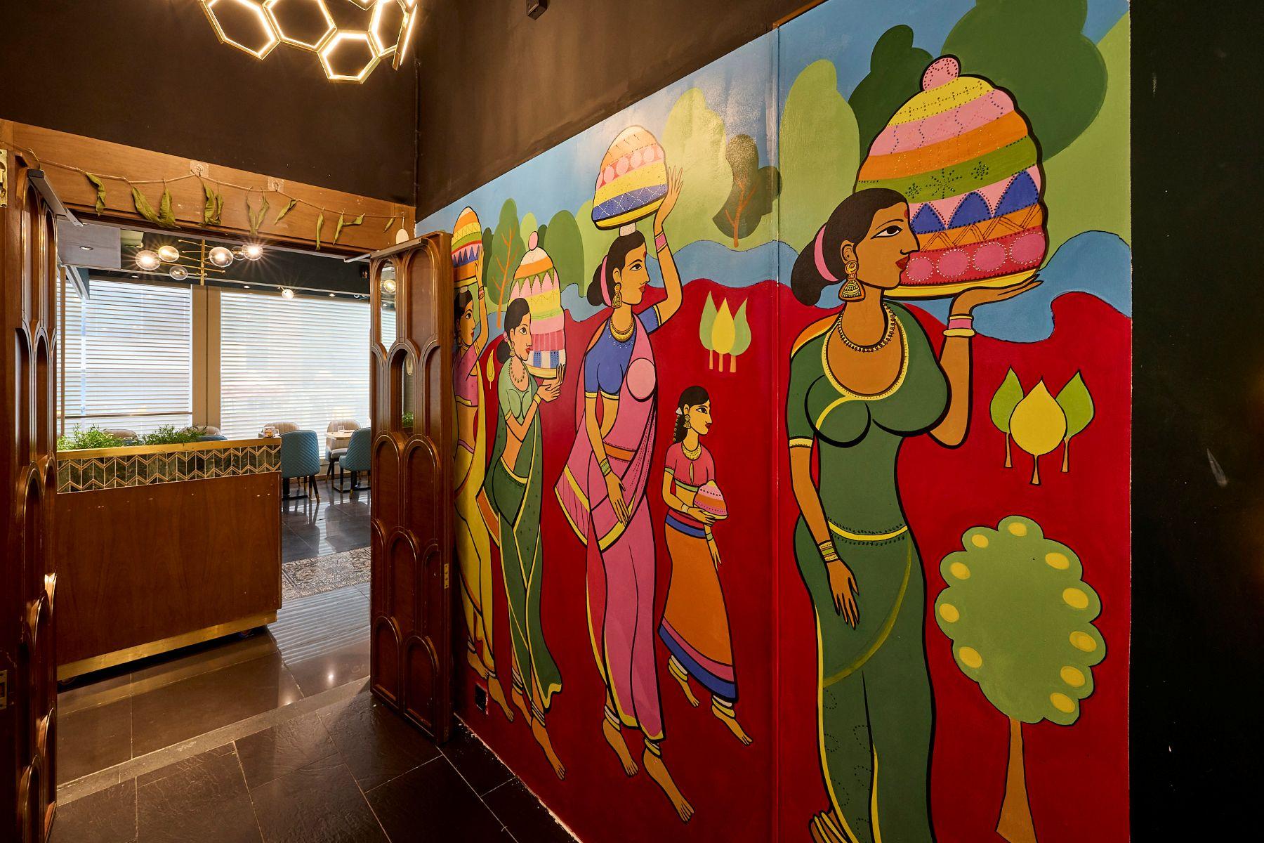 牆上油畫充滿印度情調。