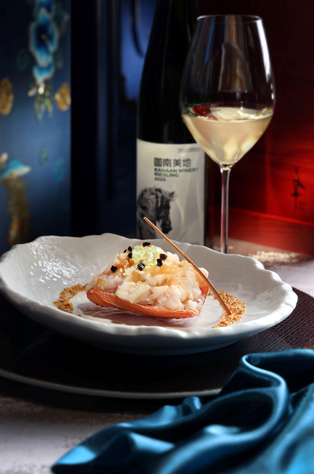 三蒜銀絲蒸龍蝦 鮮甜彈牙的澳洲龍蝦配上黑蒜、炸蒜及鮮蒜,龍蝦底下的粉絲吸索了三重蒜香。