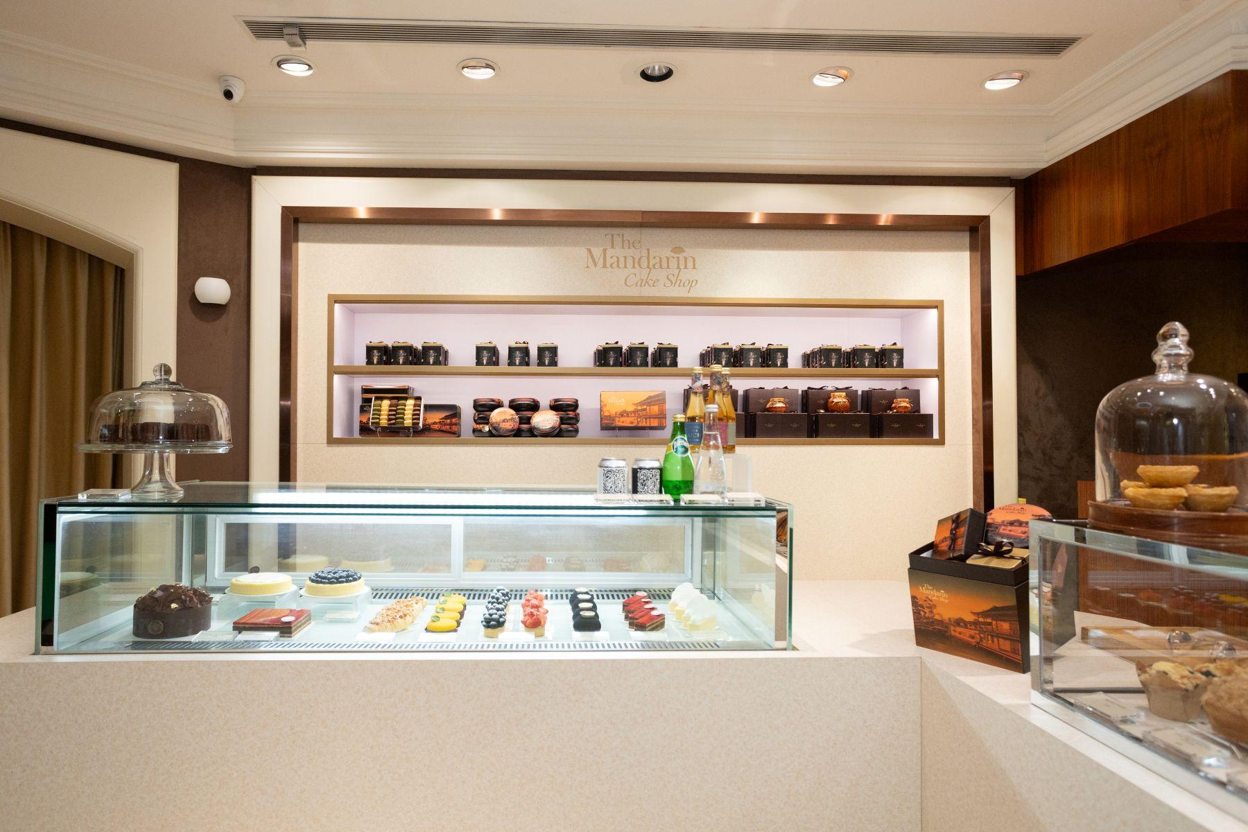 期間限定店特別推出鹹蛋黃蛋奶凍肉鬆牛角包及蘋果撻。