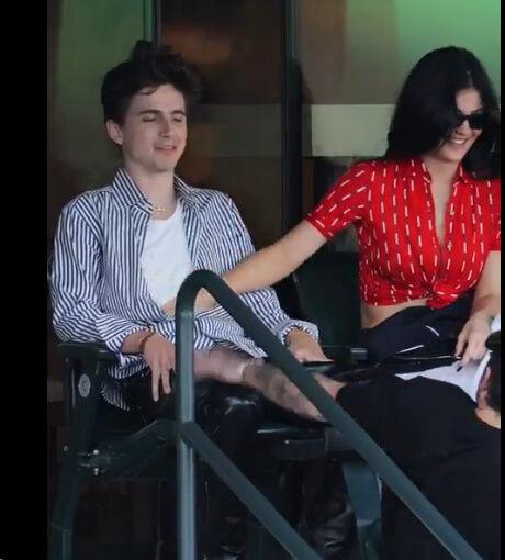 Kylie索吻後又撫摸添麥菲的小肚子,他微笑享受女友的身體接觸。