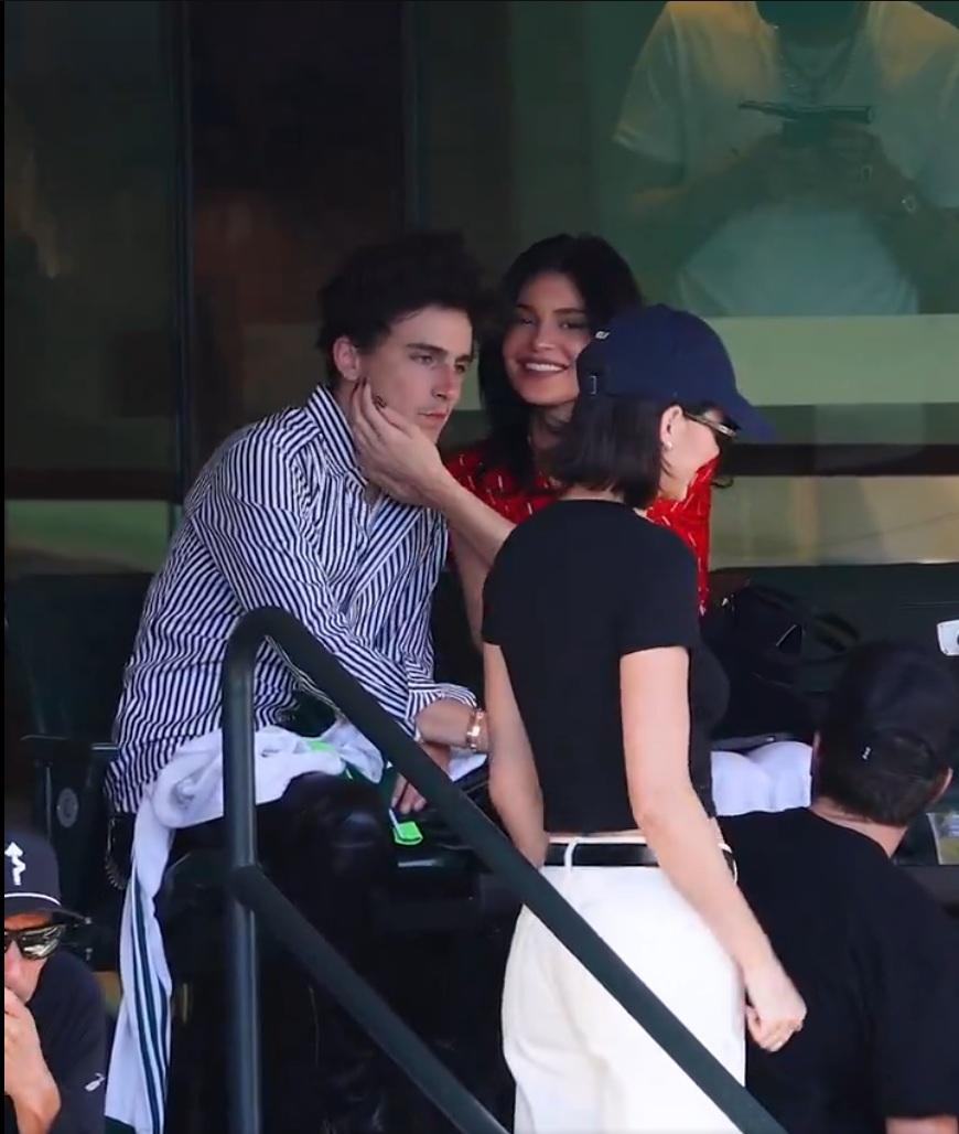 Kylie網球場上突然索吻,添麥菲說「等一下」時, 女友的珠唇已經送上。