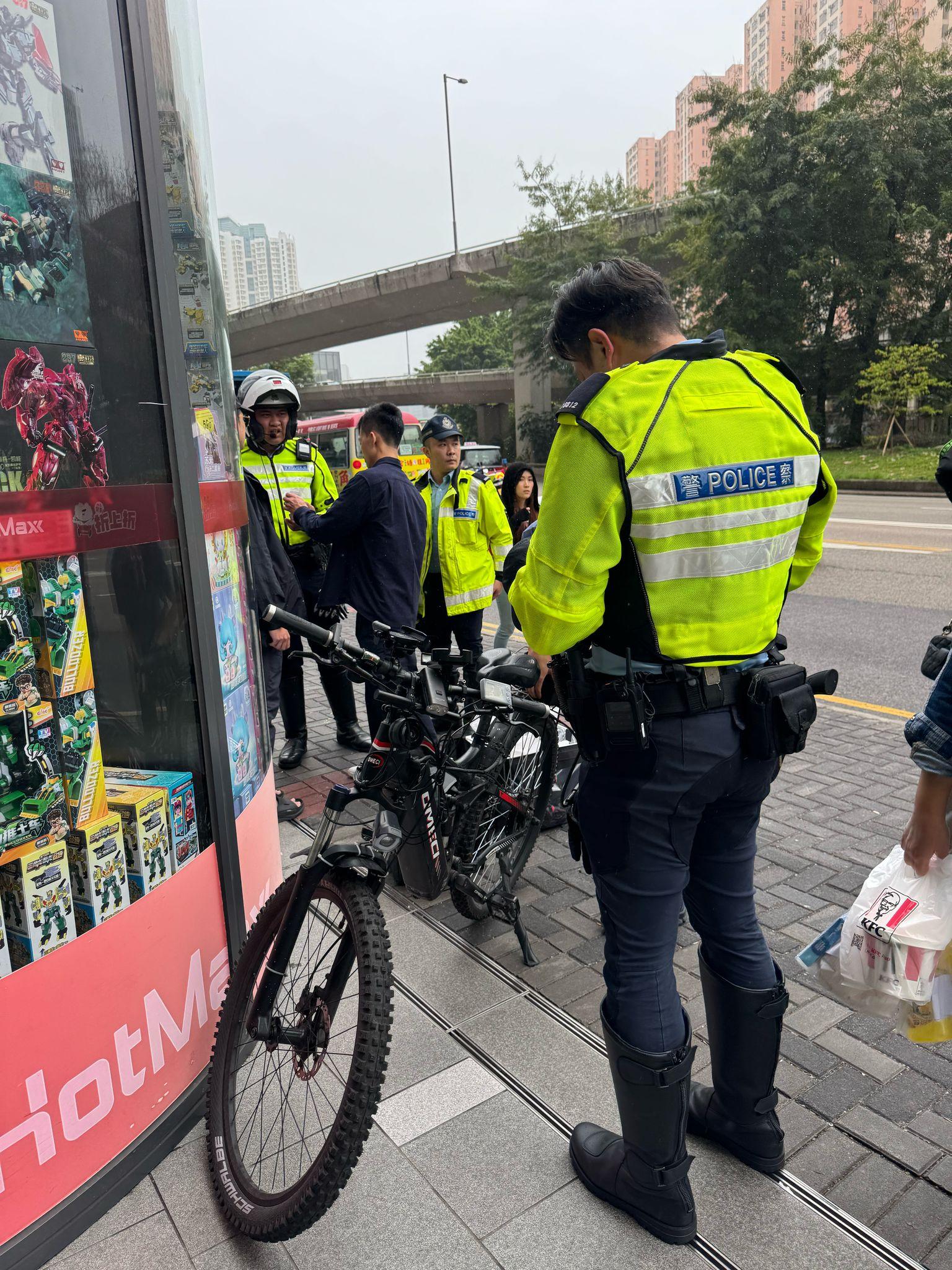 扣4輛電動單車及3輛電動滑板車。(警方圖片)