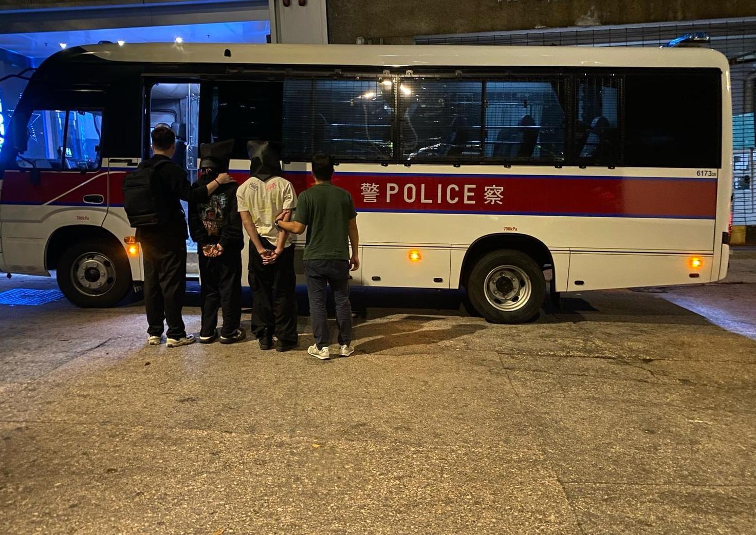 警葵涌反毒品拘4青年,年齡介乎19至20歲,並檢130萬元可卡因等毒品。(警方圖片)