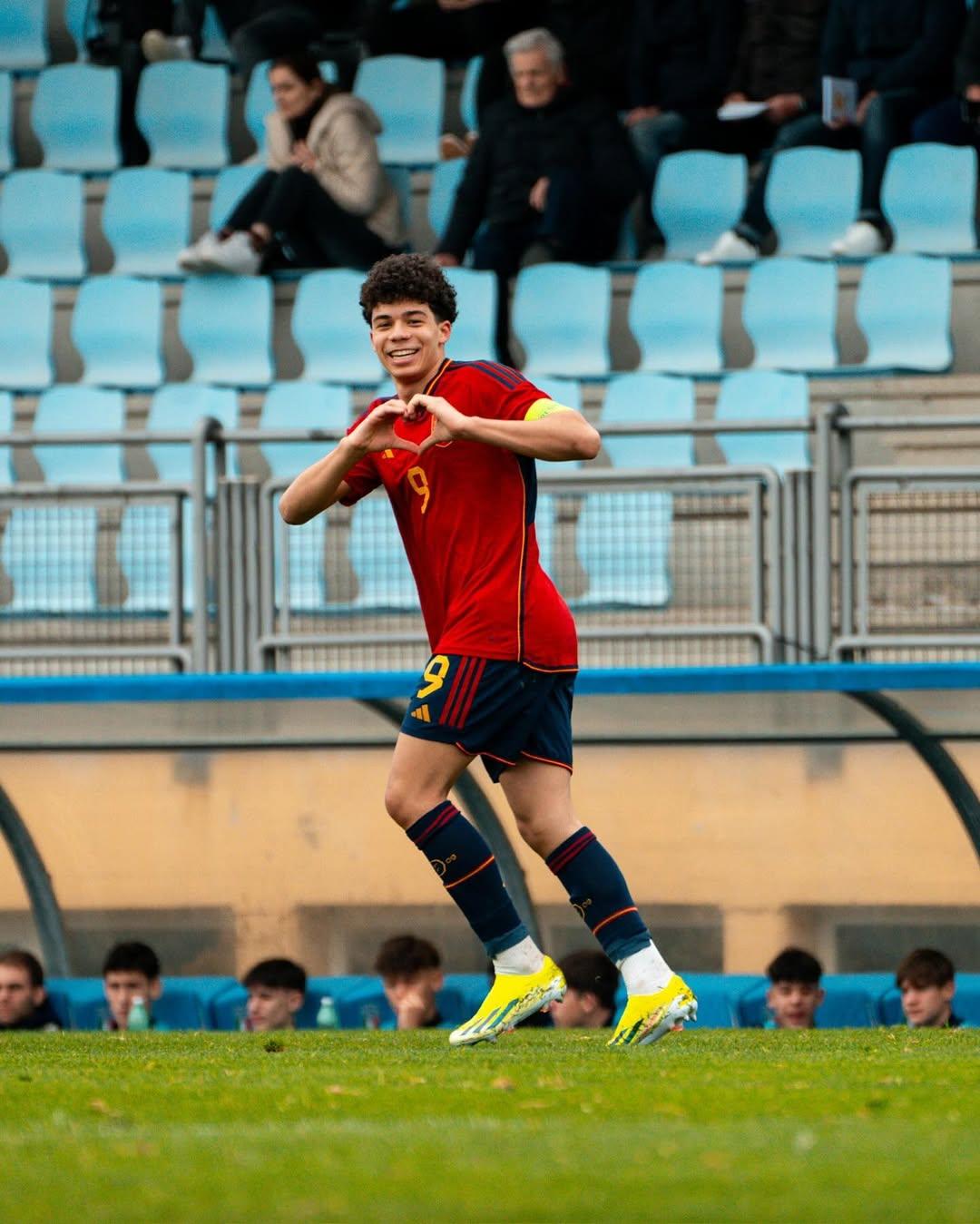 馬些路兒子安素艾維斯(Enzo Alves)曾代表西班牙U15,今周首度入選西班牙U17。