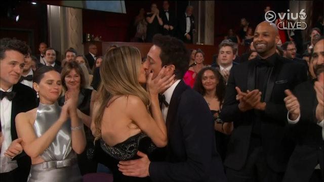 出燱奧斯卡影帝艾哲倫保迪上台領獎前,與太太Georgina Chapman擁吻。