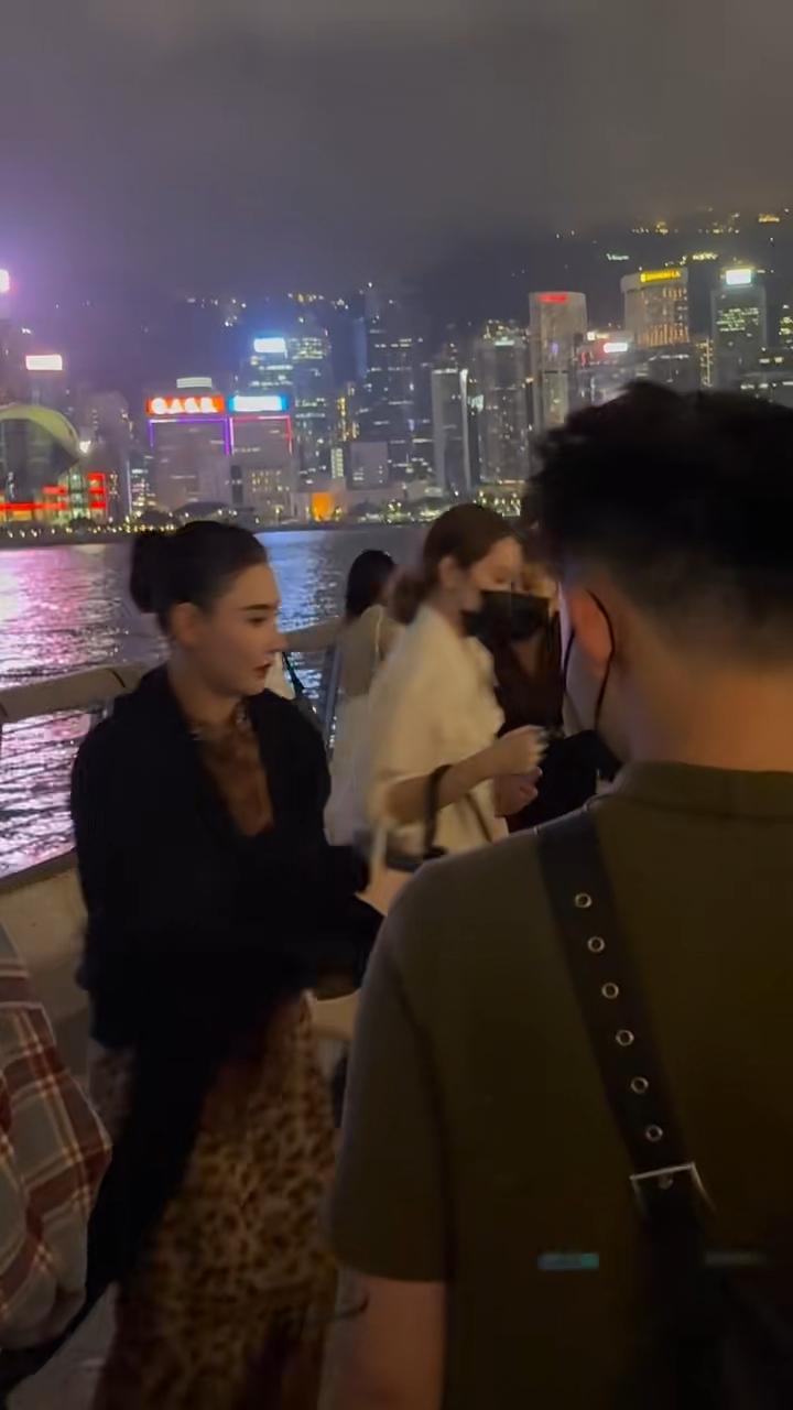 張栢芝被捕獲現身尖沙咀海濱。