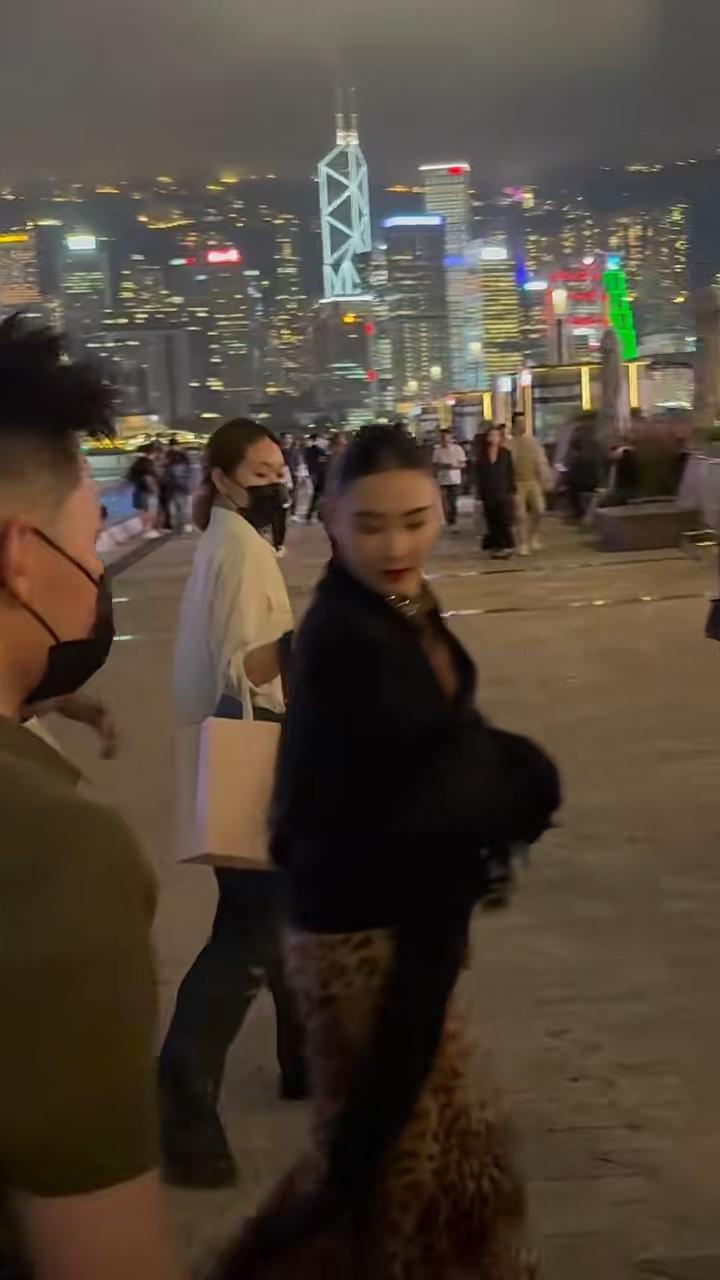 張栢芝被捕獲現身尖沙咀海濱。