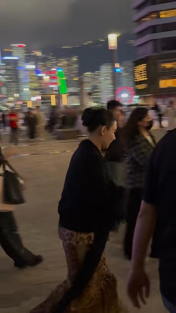 張栢芝被捕獲現身尖沙咀海濱。