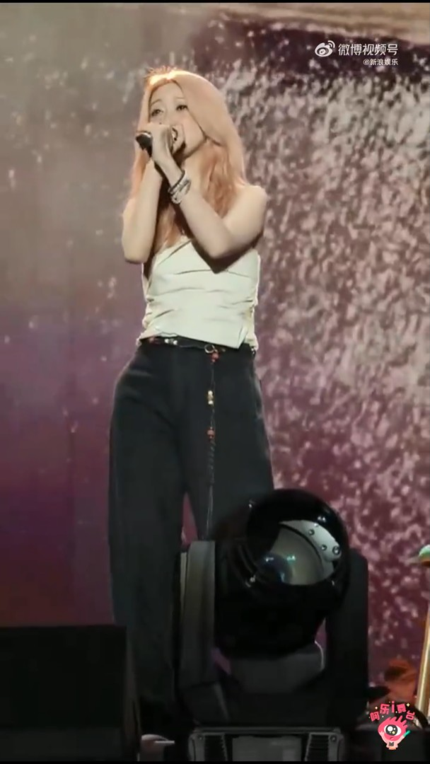 薛凱琪日前在南寧出席「潮流天后超級演唱會」時,因為情緒激動而多次停頓,需要用手抹眼淚。