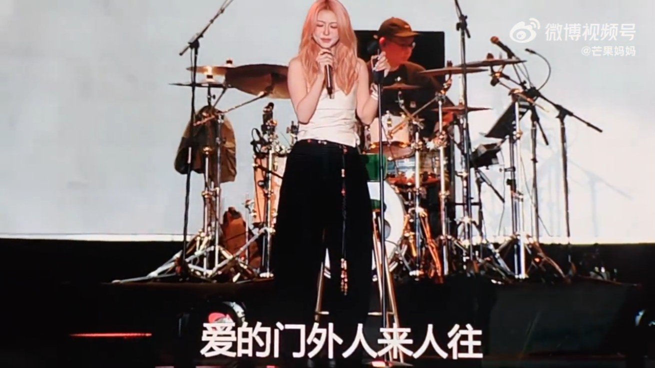 薛凱琪日前在南寧出席「潮流天后超級演唱會」時,因為情緒激動而多次停頓,需要用手抹眼淚。