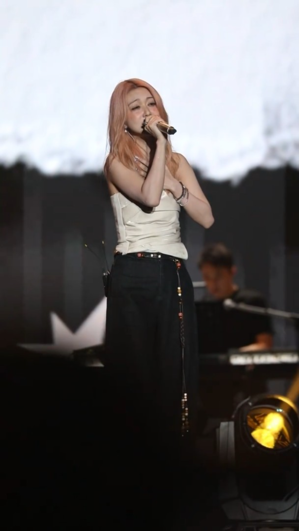 薛凱琪日前在南寧出席「潮流天后超級演唱會」時,因為情緒激動而多次停頓,需要用手抹眼淚。