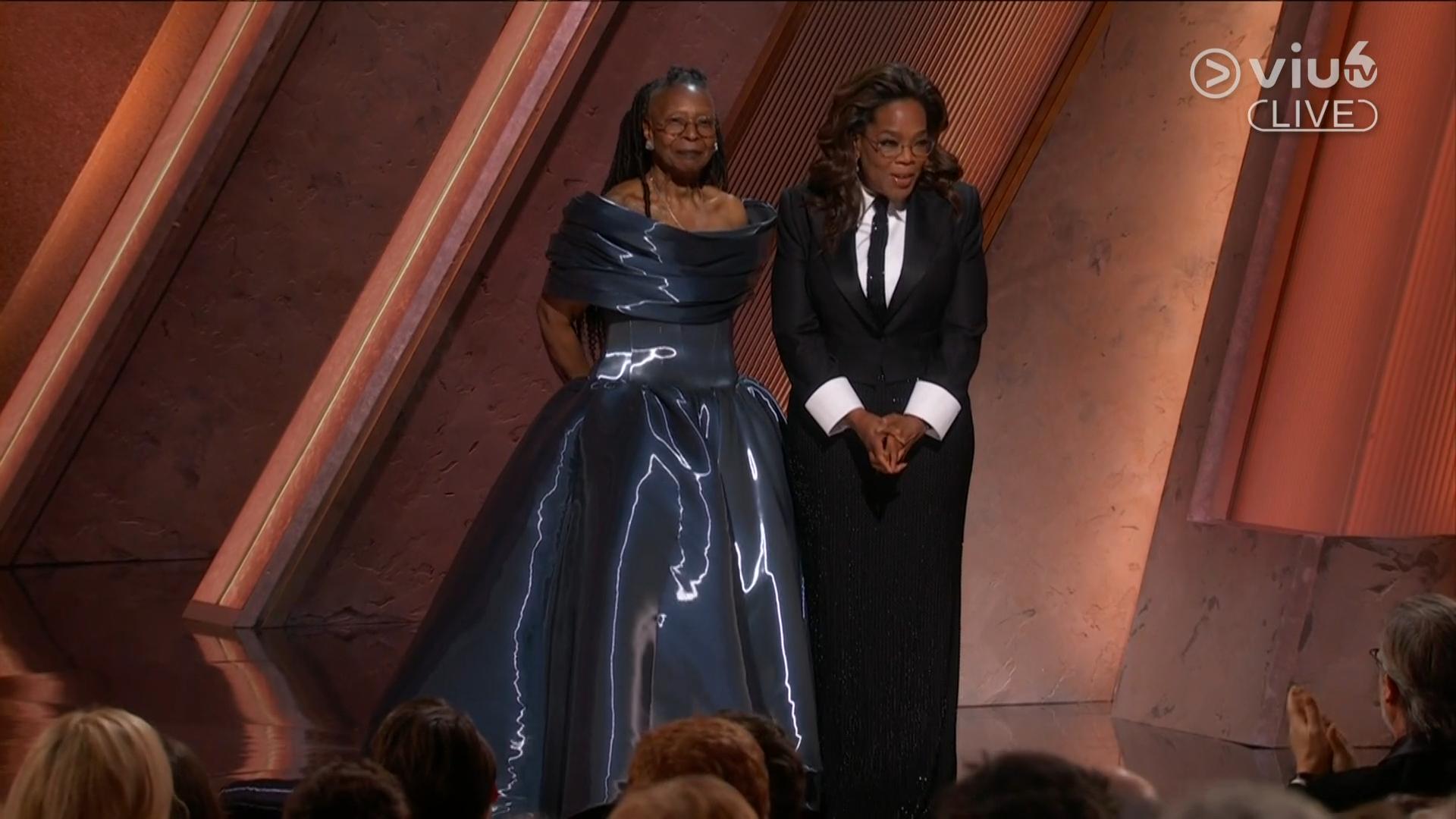 胡比高拔與名嘴奧普拉介紹表演嘉賓Queen Latifah出場。