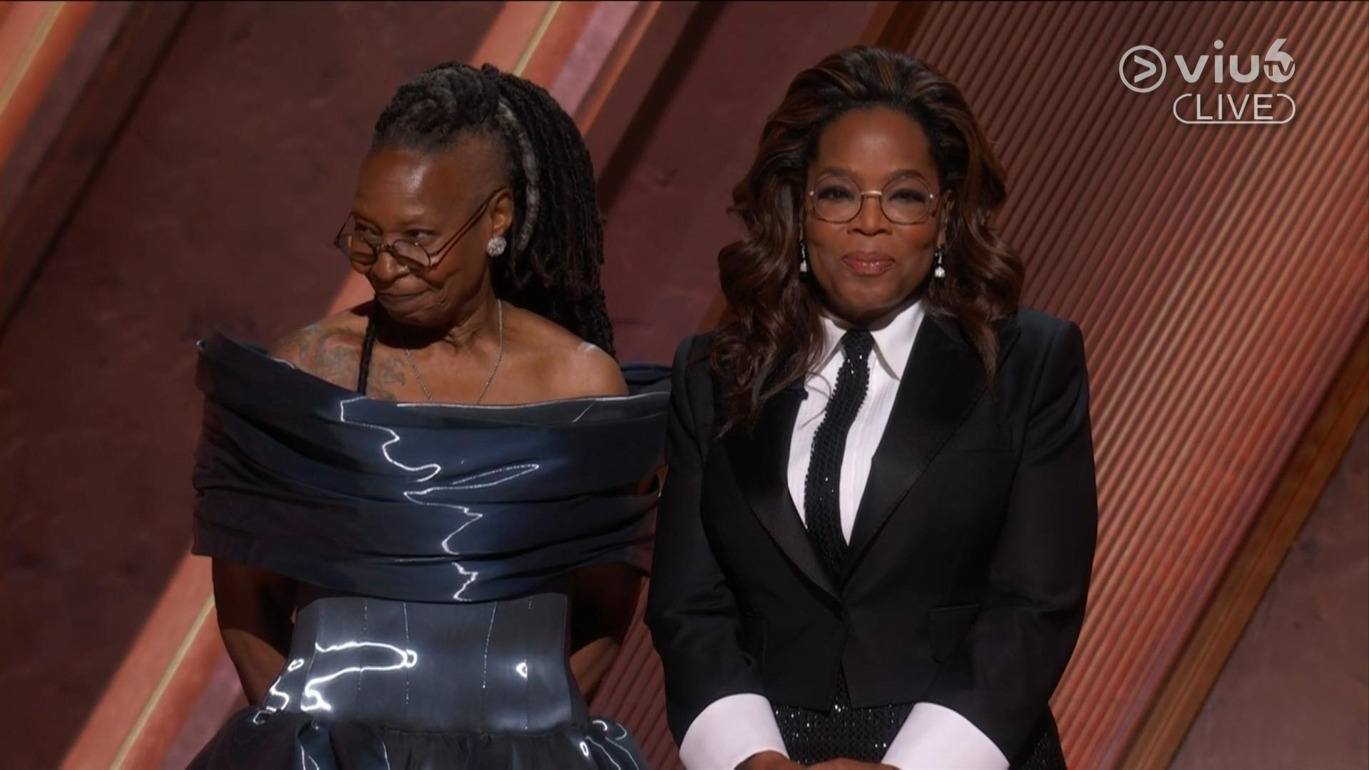 胡比高拔與名嘴奧普拉介紹表演嘉賓Queen Latifah出場。