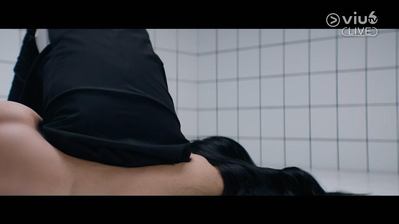 主持Conan O'Brien從《完美物質》狄美摩亞的身體爬出來。