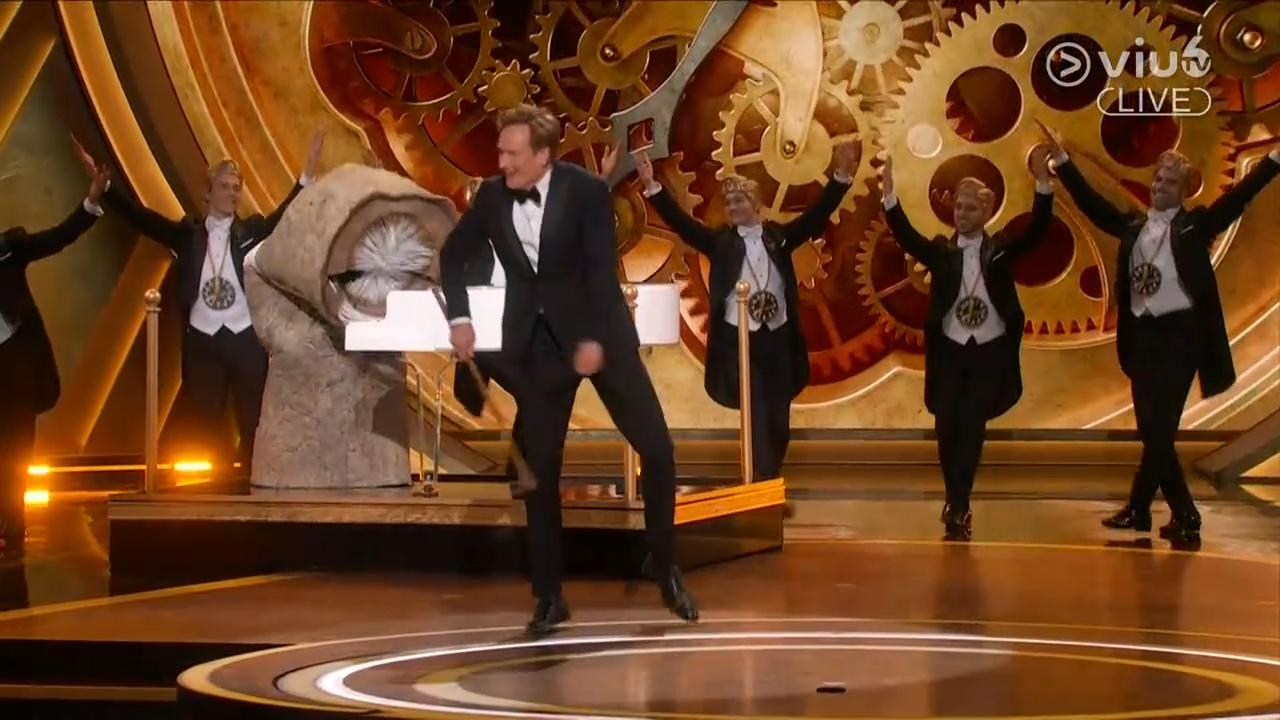 Conan O'Brien表演歌舞,《沙丘瀚戰:第二章》「沙蟲」伴奏。