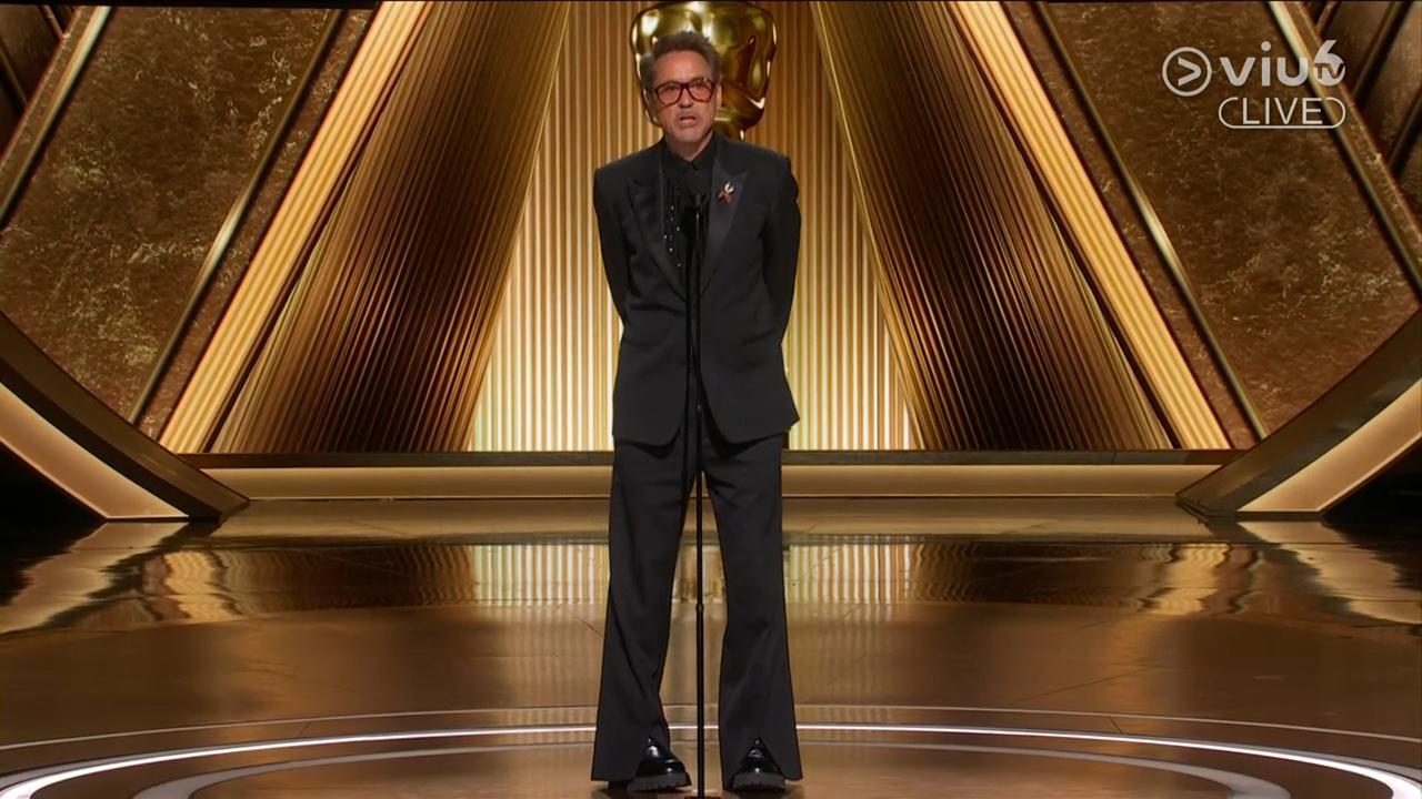 羅拔唐尼擔任嘉賓,頒發全晚第一個獎項。