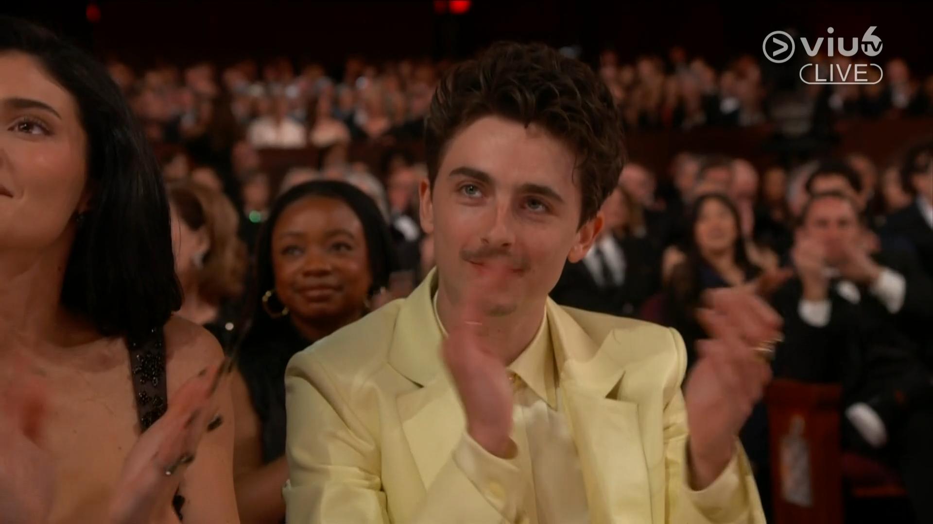 《沙丘瀚戰:第二章》主角添麥菲查洛美在台下分享喜悅。