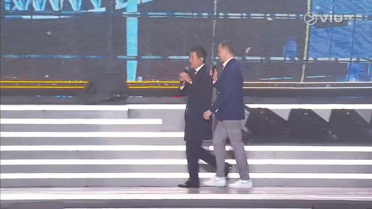 原本電視版本先見到鄧梓鋒、徐嘉樂在台上傾偈。