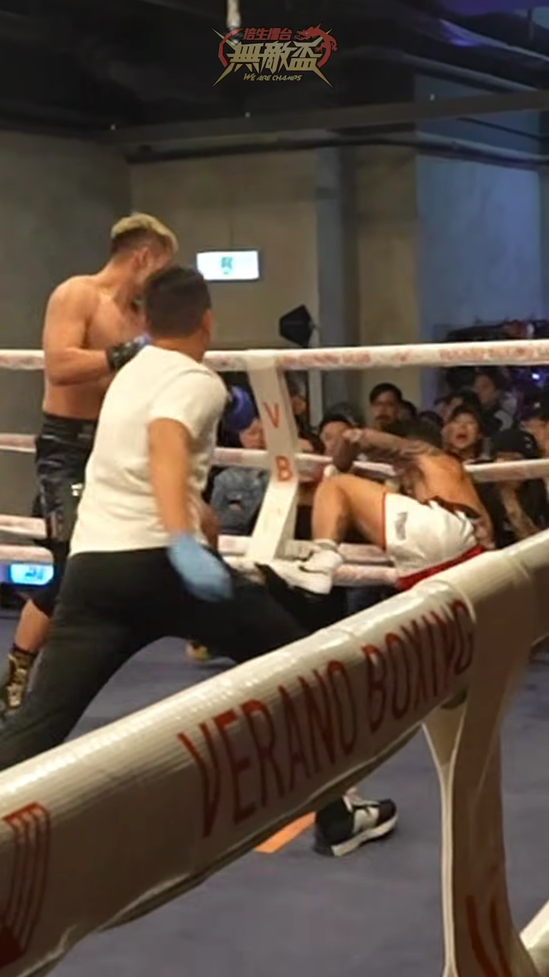 四海率先揮拳,很快打到Flash Daddy坐低。(鍾培生IG影片截圖)