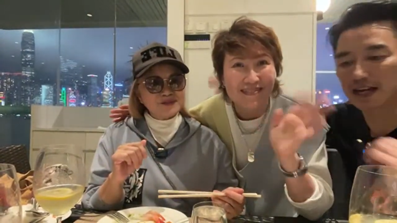 大姐明指身旁的家儀是陶大宇老婆。