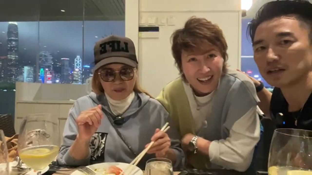 大姐明指身旁的家儀是陶大宇老婆。