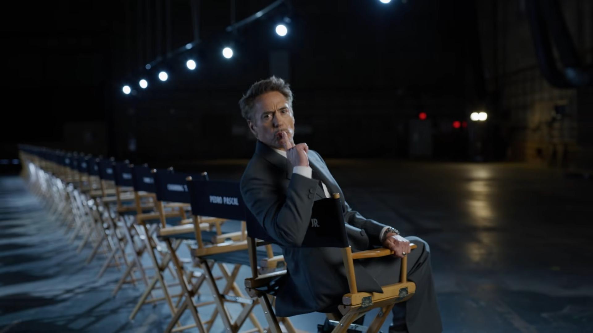 羅拔唐尼做出禁聲手勢。