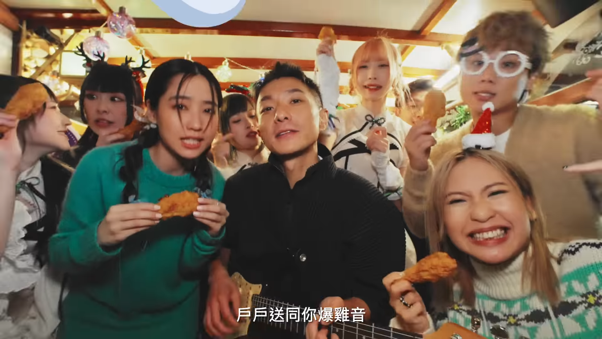 戶戶送也會找歌手拍攝。