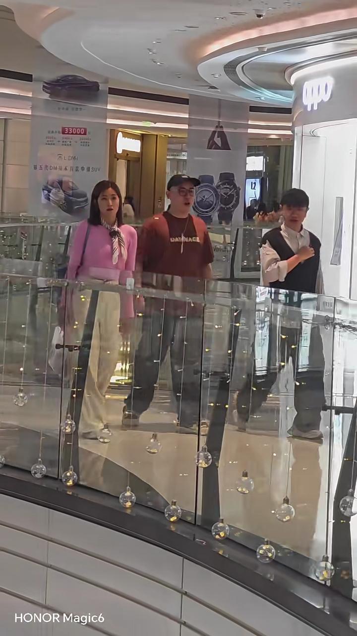 Yoyo與兩位男性同行,全程笑容滿面地傾談交流。