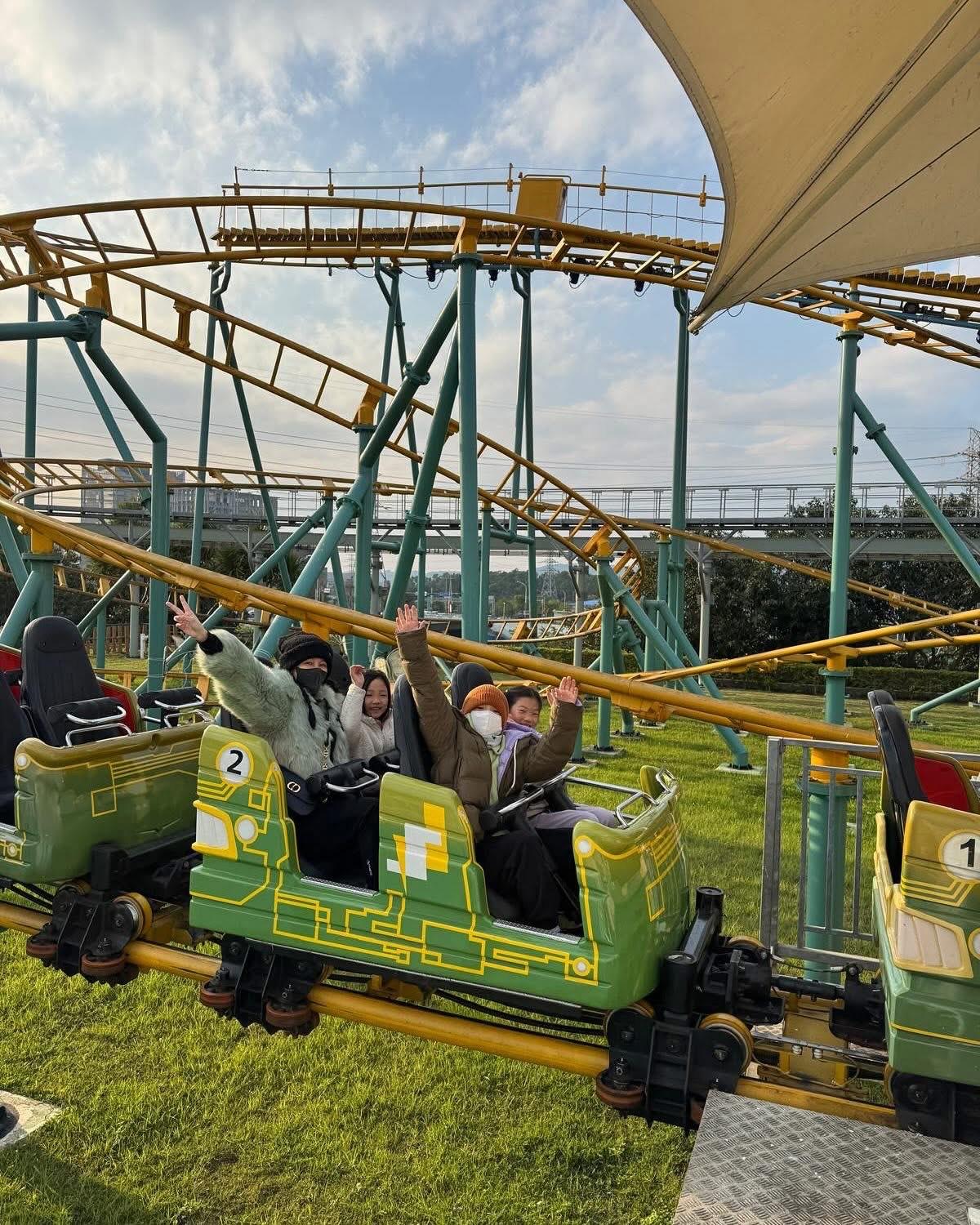 徐若瑄生日到了兒童樂園玩,還陪兒子坐了她最害怕的雲霄飛車。