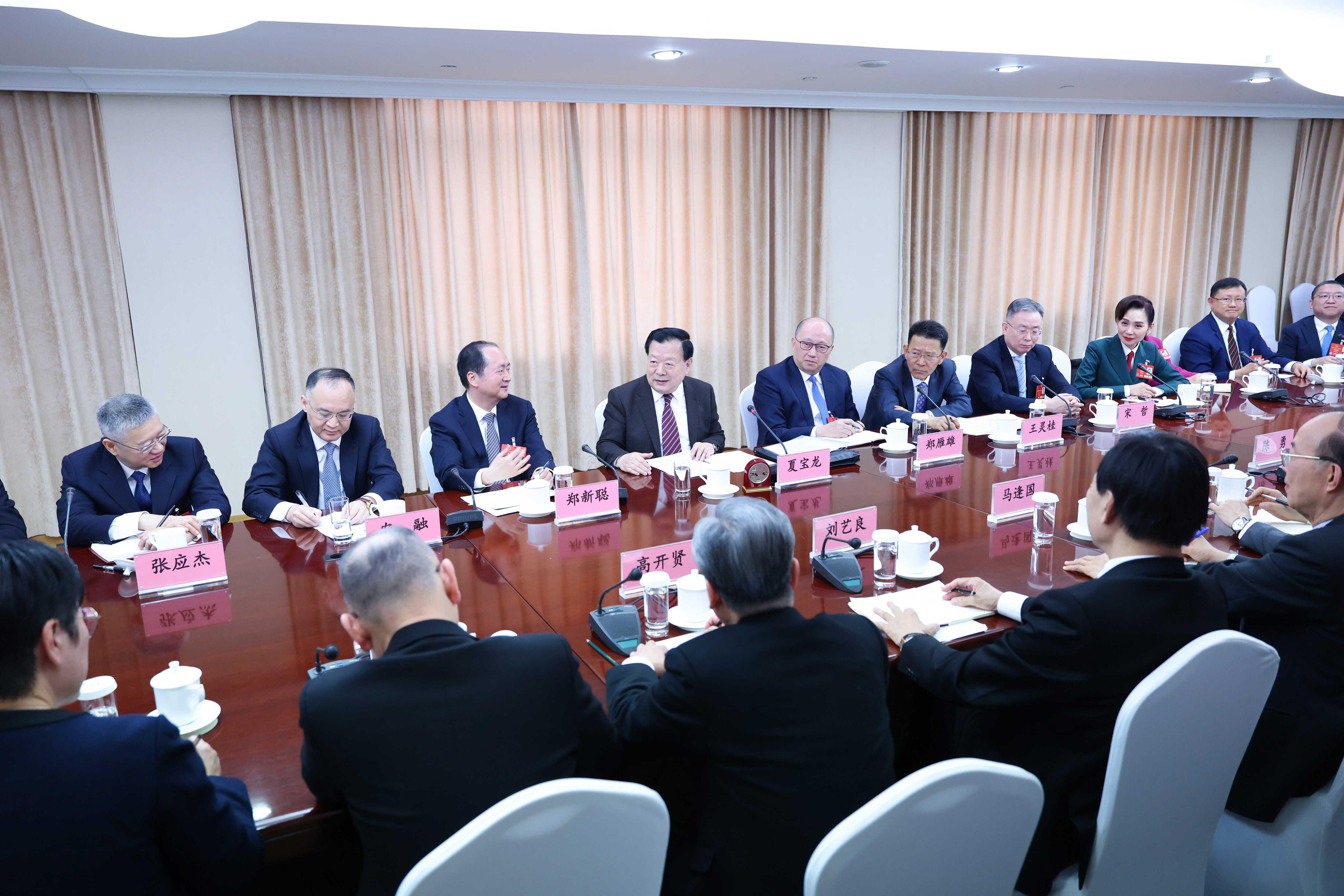 夏寶龍會見港澳區人大代表。(港澳辦)