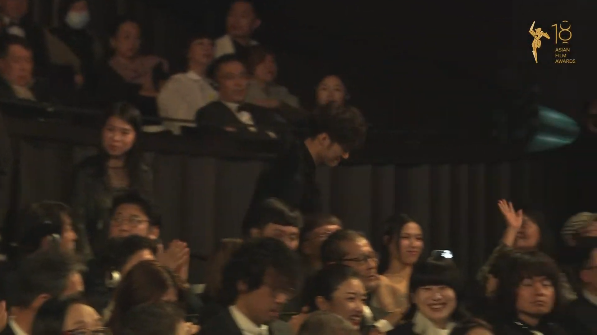 畫面拍下朱芸編從Winka身旁走過的一刻。