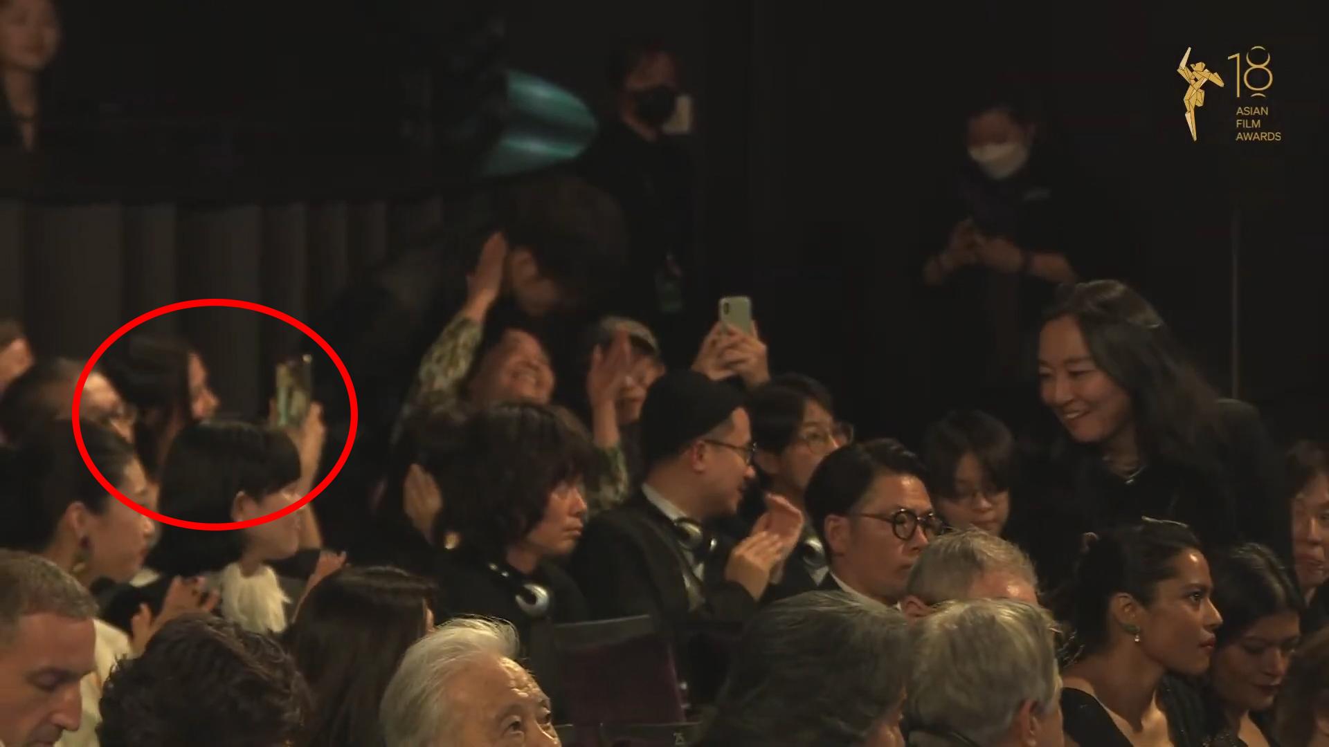 畫面拍下朱芸編從Winka身旁走過的一刻。