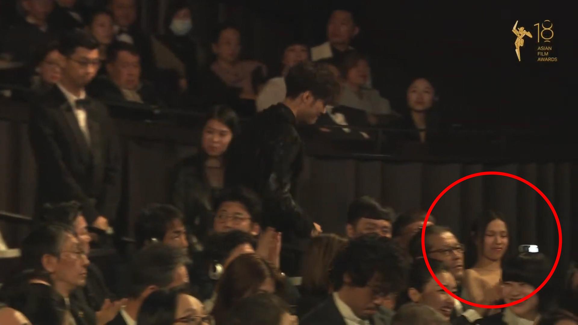 畫面拍下朱芸編從Winka身旁走過的一刻。