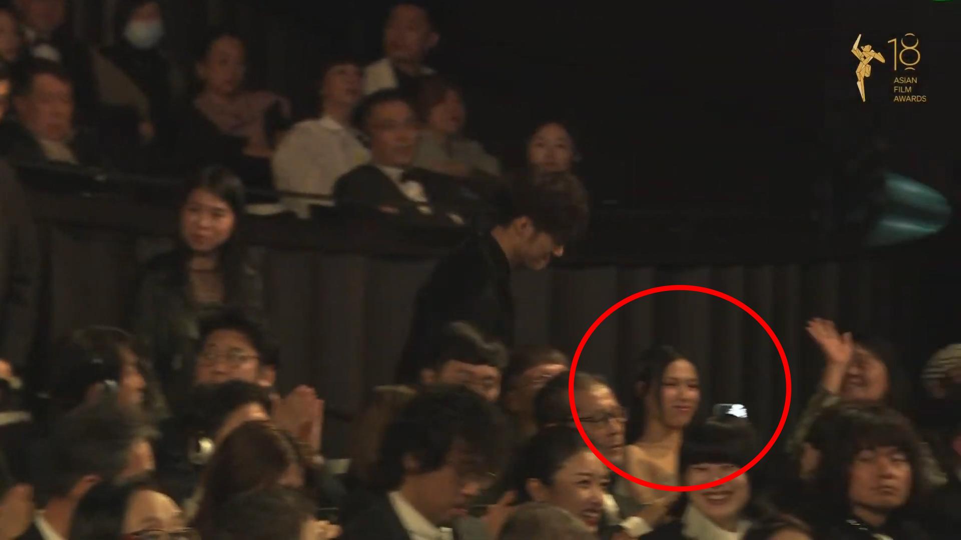 畫面拍下朱芸編從Winka身旁走過的一刻。