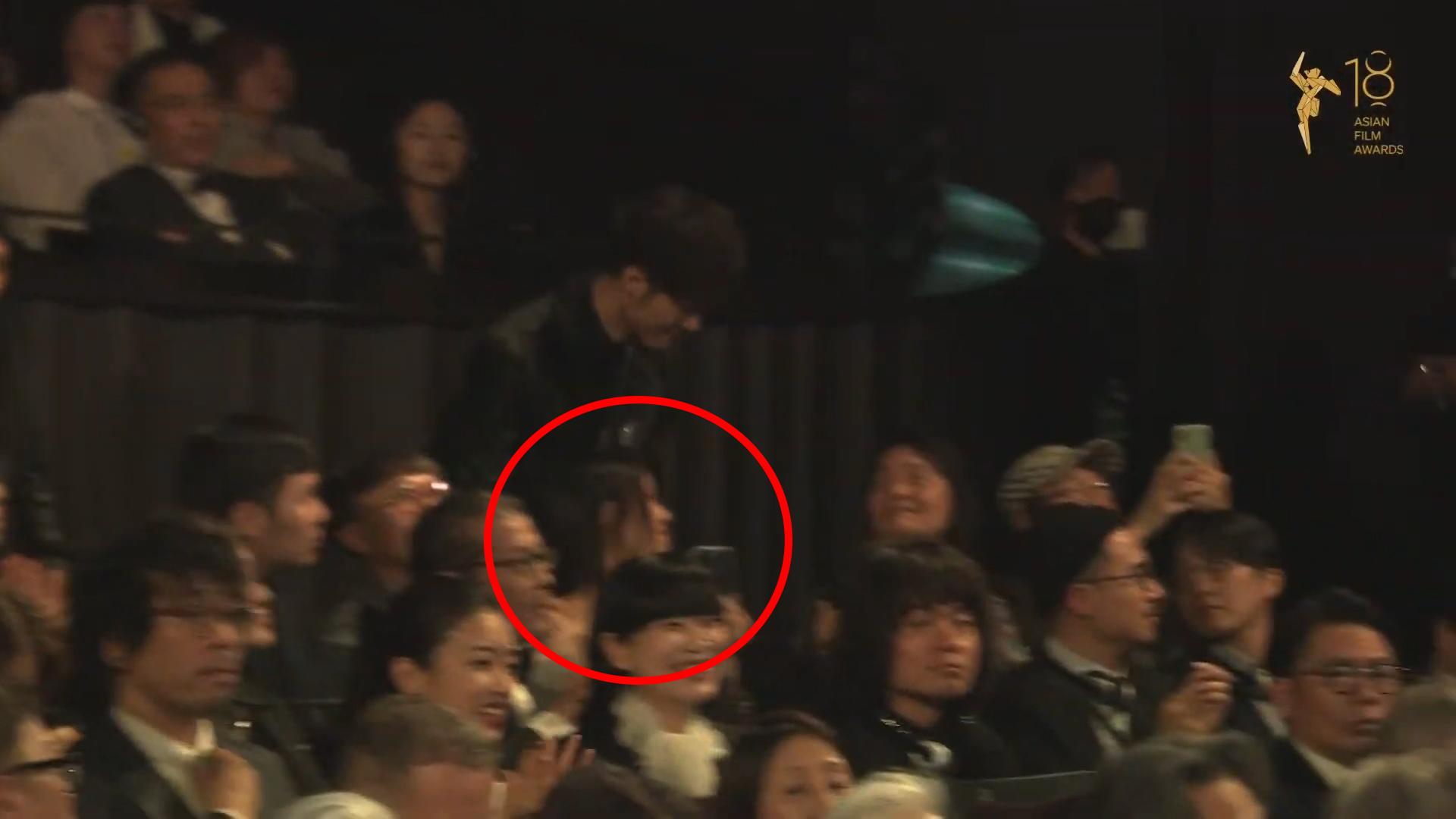 畫面拍下朱芸編從Winka身旁走過的一刻。