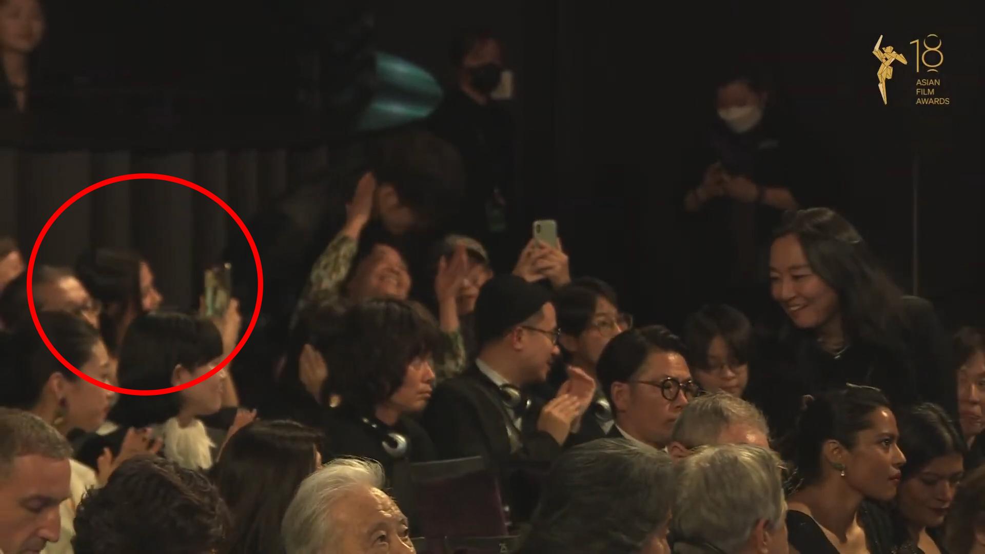 畫面拍下朱芸編從Winka身旁走過的一刻。