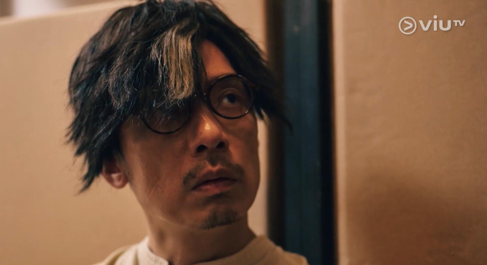 強尼在《弊傢伙!我要去祓魔》的造型有一撮白髮,代表失去靈力。