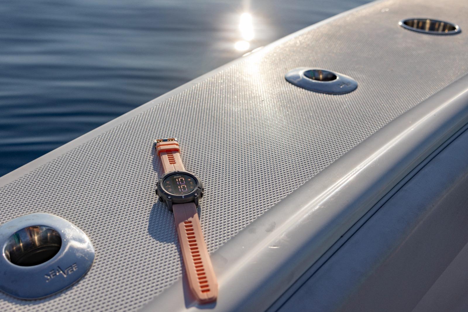 GARMIN Descent G2 GPS潛水電腦錶搭載1.2 吋 AMOLED 螢幕。