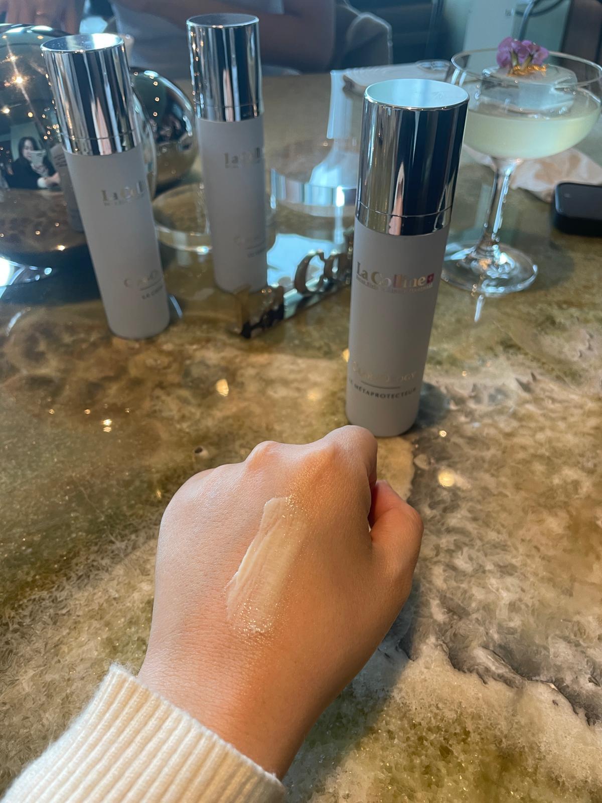 瑩白妍采保護乳質地輕盈。