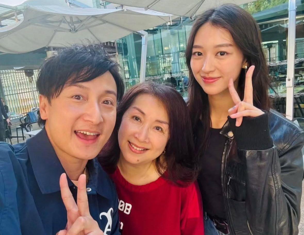 陳秀珠終於見到「新抱」葉萱,3人更開心合照。