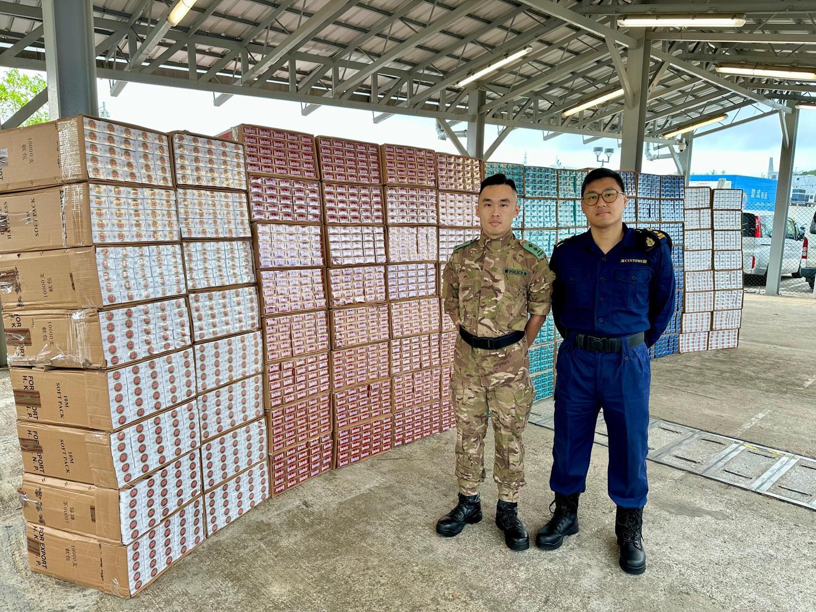 水警海關聯合反走私截內地漁船,檢4900萬元私煙拘4男。